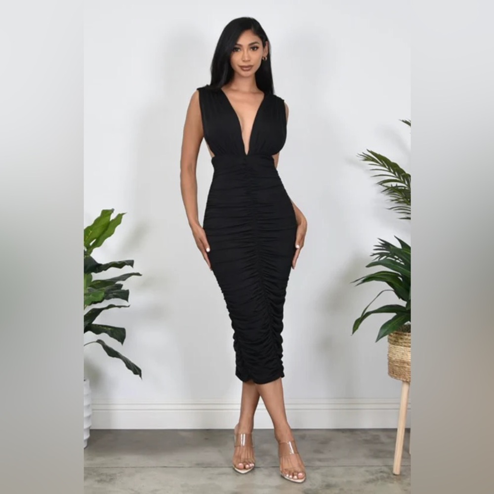 🍒BUNDLE 2 ITEMS FOR $8✨

AMTIOUS scrunched midi dress 🍒